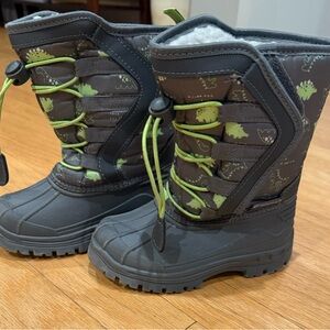 Boys snow boots. Size 9 US. Dinosaur design.